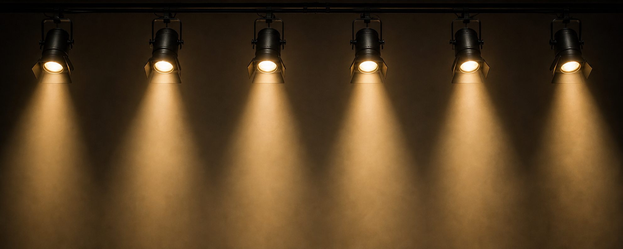 Fari professionali con fasci di luce calda uniforme