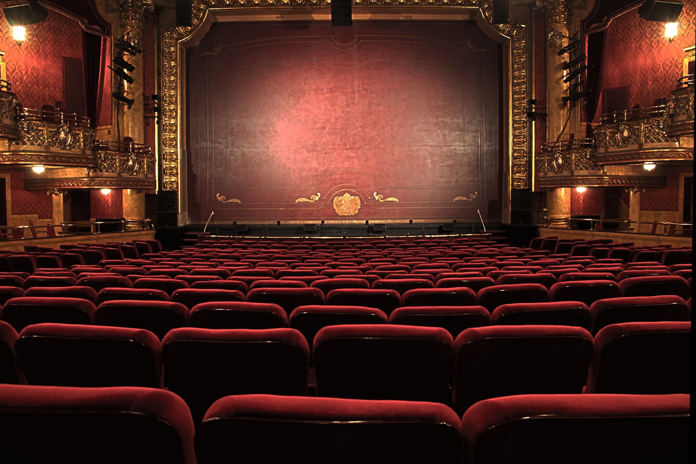 Platea con poltrone rosse in un teatro